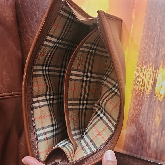Burberry ( Burberrys ) Vintage Leather Clutch *OPEN TO REASONABLE OFFRRS* - Picture 4 of 11